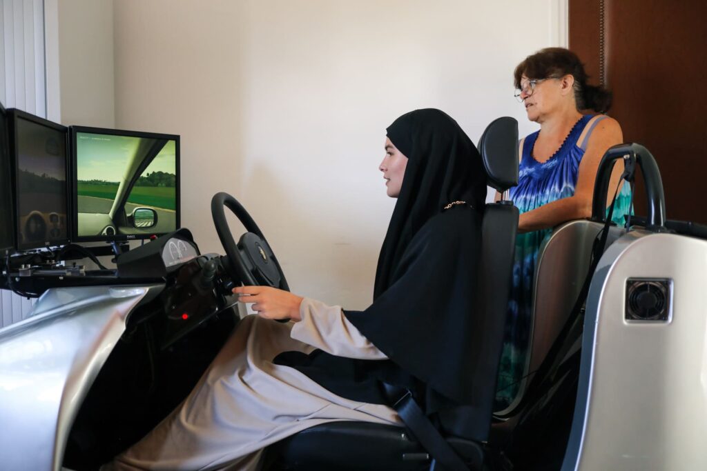 Une jeune teste le simulateur de conduite d'une Mission Locale