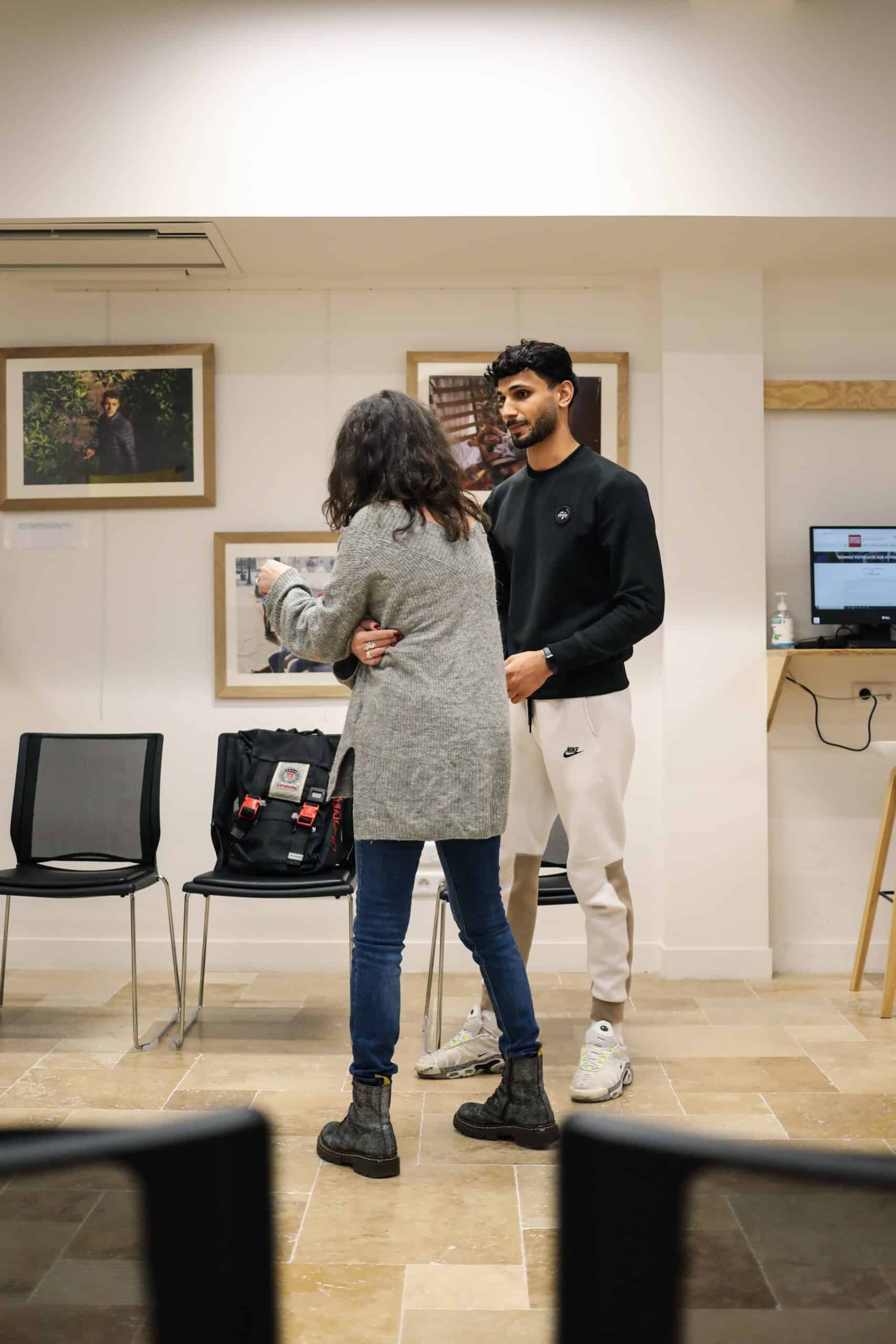 jeune en Mission locale qui parle avec sa conseillère