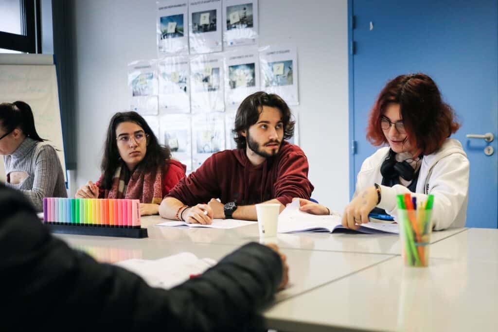 Des jeunes sont à la Mission Locale et participent à un atelier