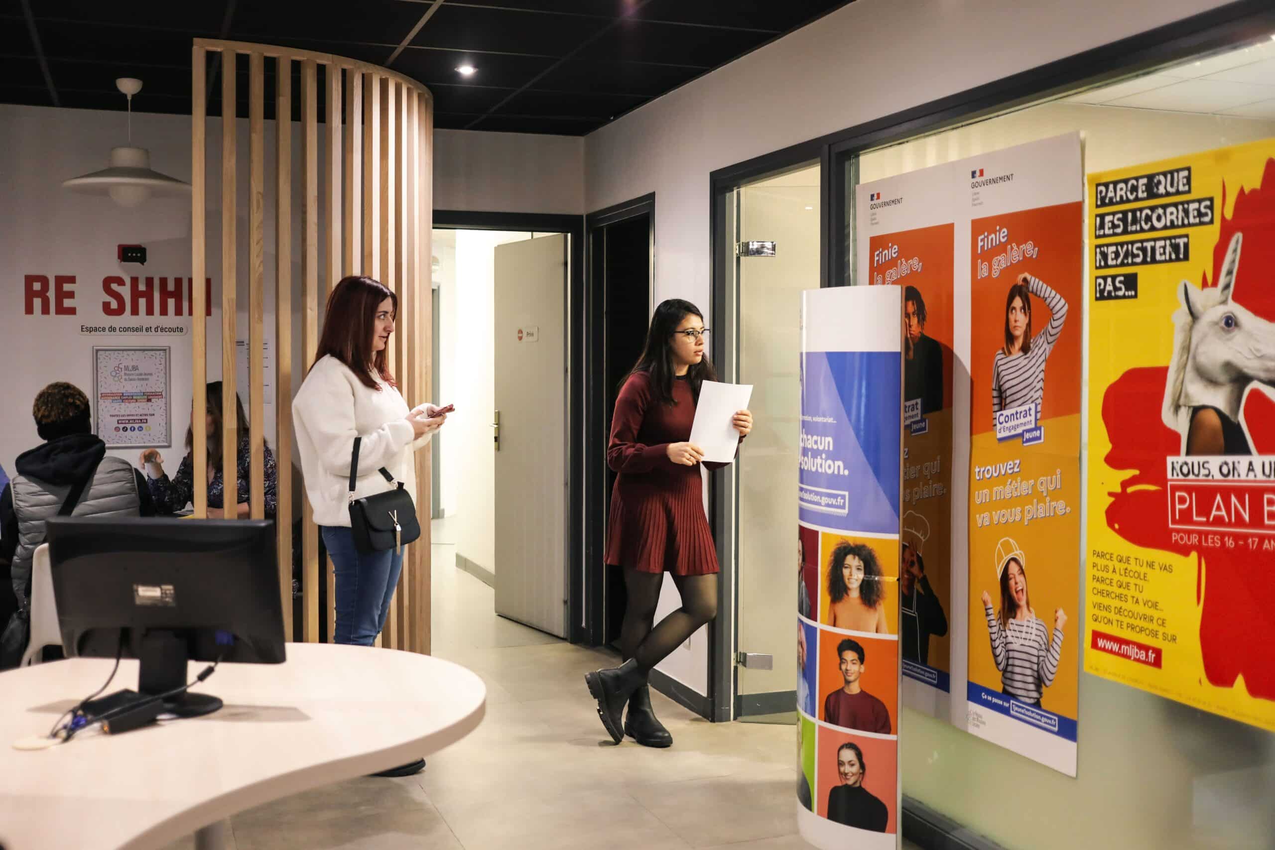 jeunes qui attendent dans les locaux de la mission locale