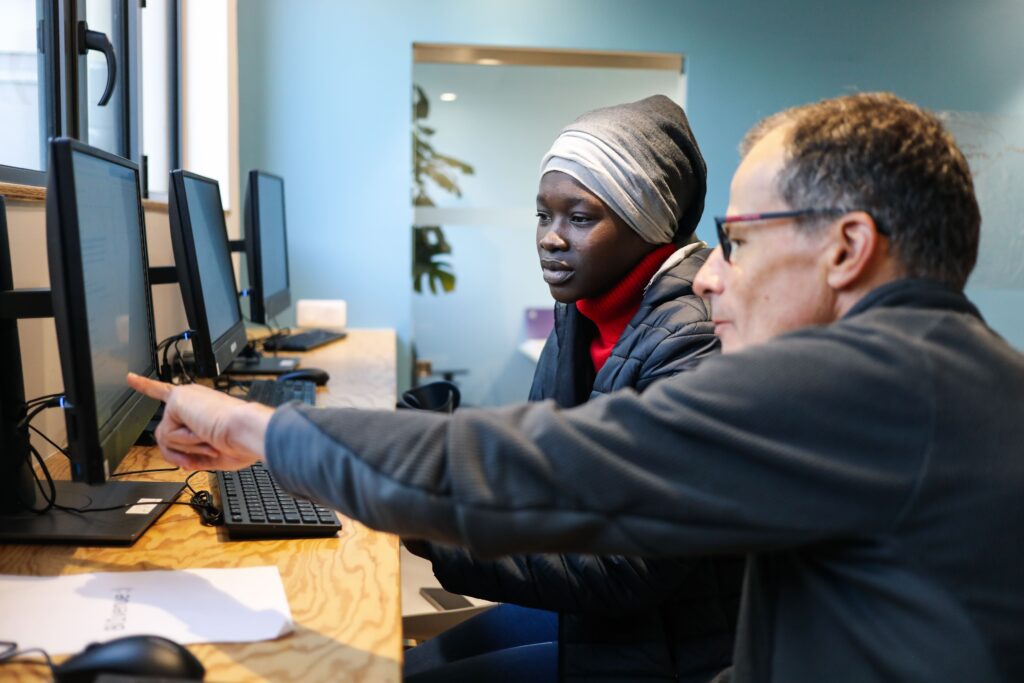 Une jeune se fait conseiller sur son CV par la mission locale