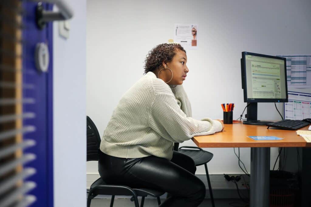 jeune qui écoute attentivement son conseiller Mission Locale