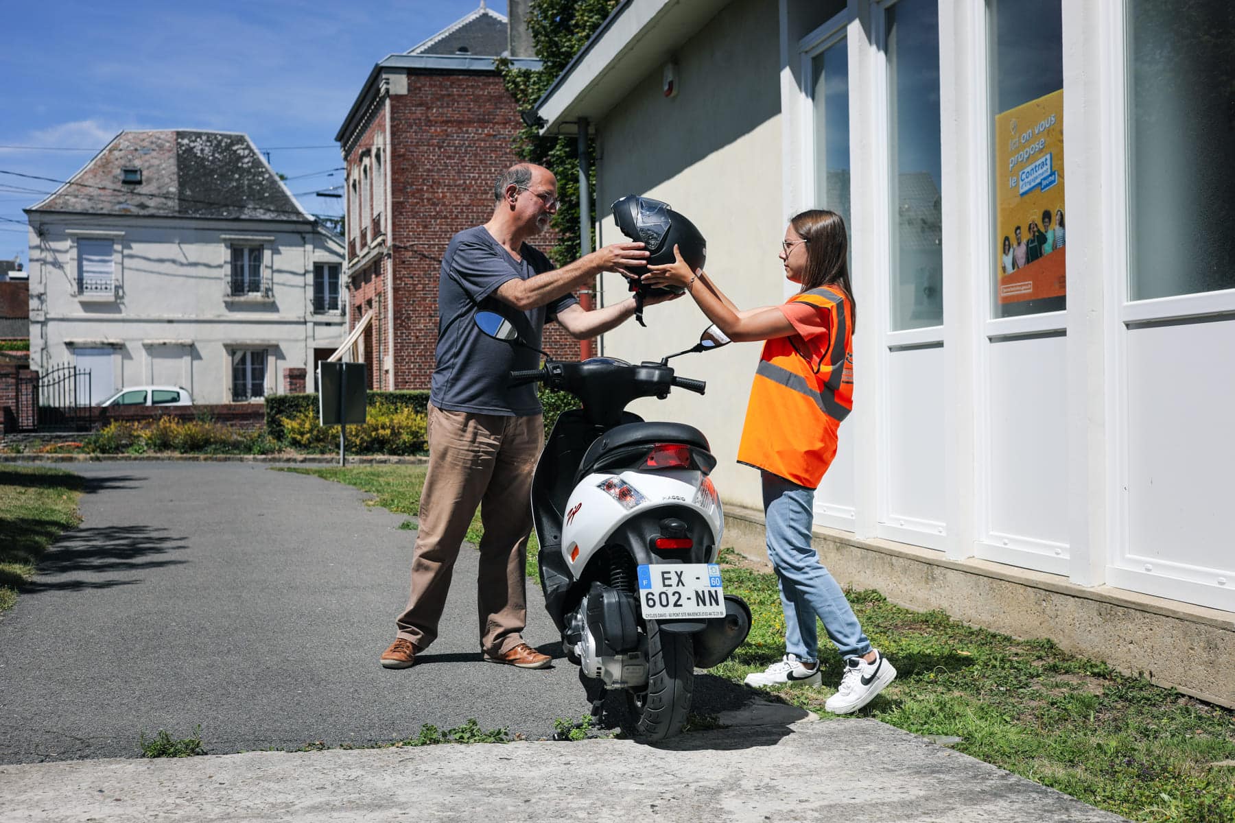 Jeune qui monte sur un scooter