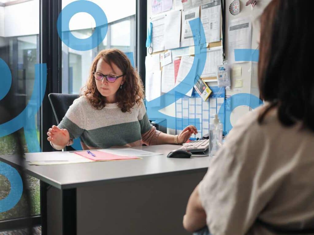 jeune et sa conseillère Mission Locale au bureau