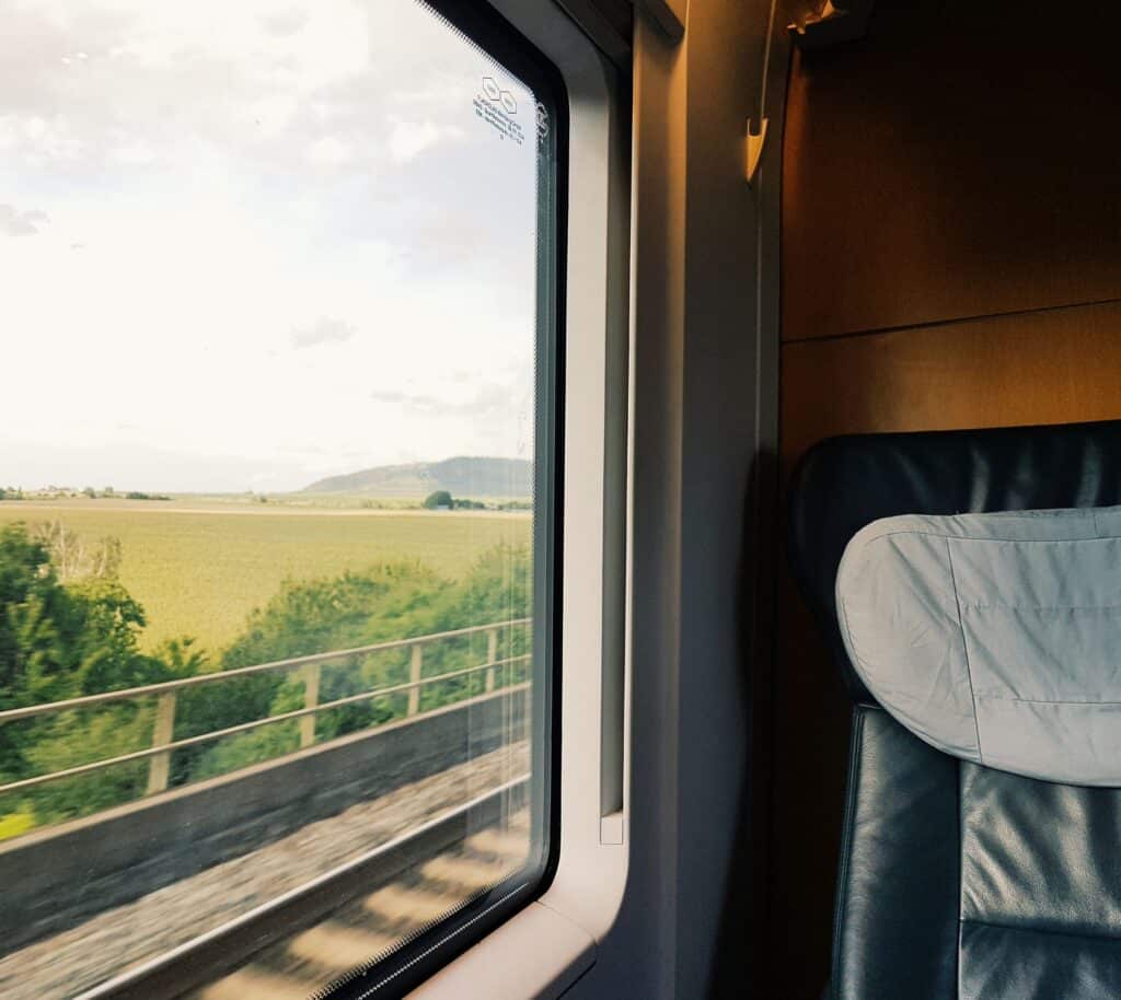 intérieur d'un train avec vue sur le paysage