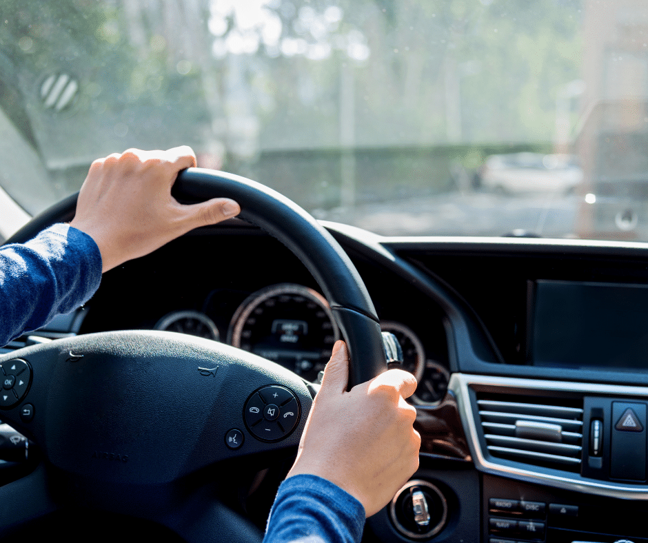 Personne qui conduit une voiture