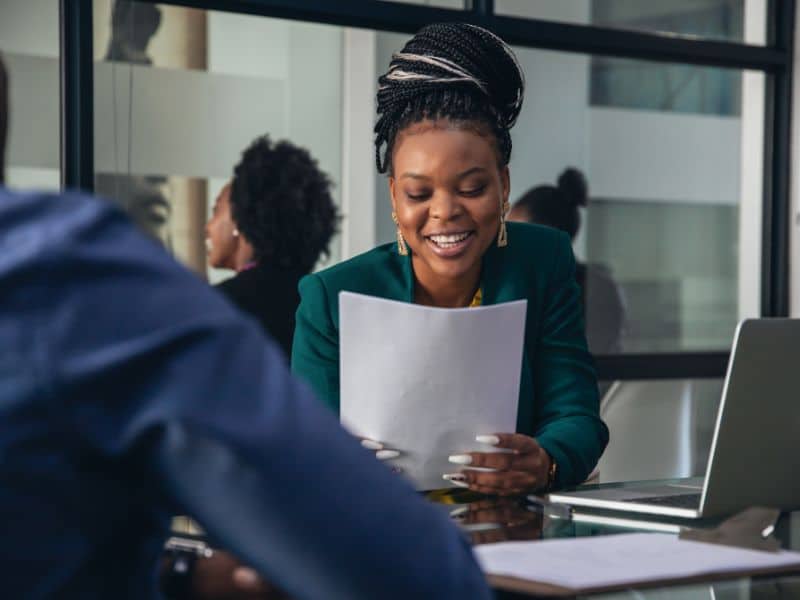 une dame examine la candidature d'un jeune